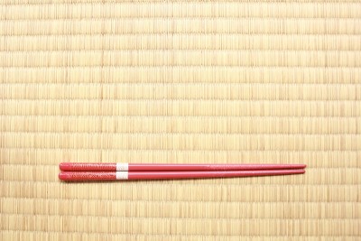 筷子放在日本传统的榻榻米垫子上