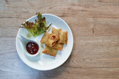 迷你派塞满鸡肉，芝士蘸酱，蔬菜沙拉