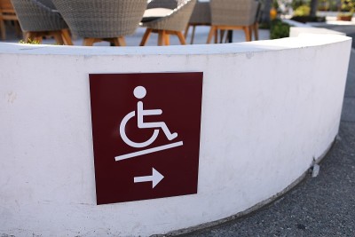 残疾人轮椅坡道标志在码头附近的咖啡馆