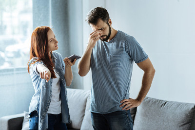 严肃聪明的女人送走了她的男朋友