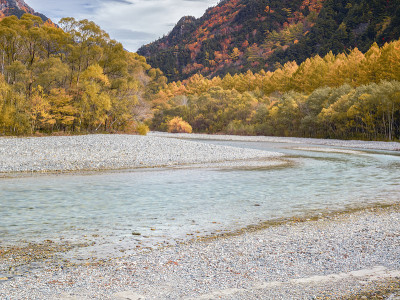 長野県　上高地　紅葉の六百山と梓川