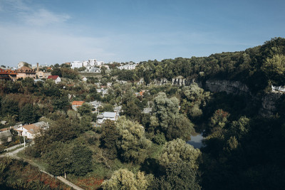 有斯莫特里奇河的峡谷，绿树和建筑物。Kamianets Podilskyi城的历史遗迹