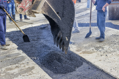 工人们修补沥青在道路维修工程2