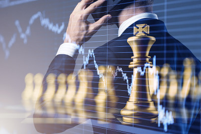 聪明的白人商人黑色西装手持讲智能手机与象棋棋盘虚拟图标图形的商业战略理念