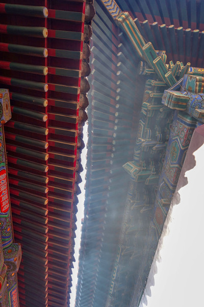 北京。中国雍和宫屋顶檐口的碎片。