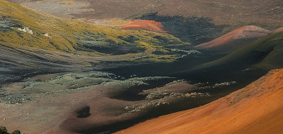 哈雷阿卡拉火山口的照片显示了一些植被