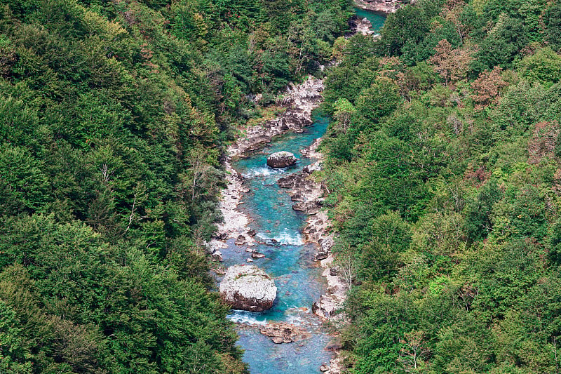 从上面快速的水景