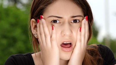震惊的青少年女性
