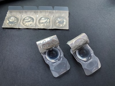 用隐形眼镜在黑暗的背景上打开水泡。