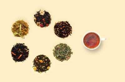各种各样的草药，花，浆果叶茶和杯热香味茶