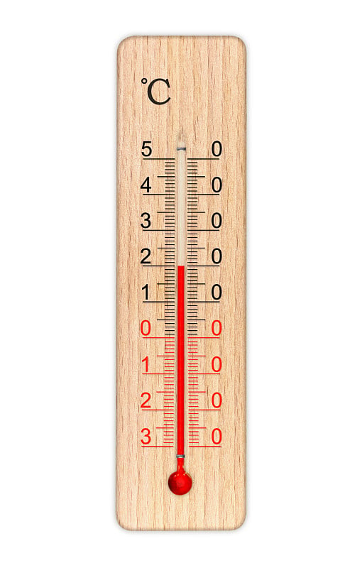 测量空气温度的木质摄氏温度表。温度计孤立在白色背景上。气温加上20摄氏度