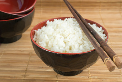 用筷子煮白米饭