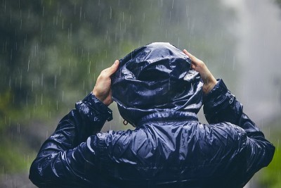 大雨中的旅客