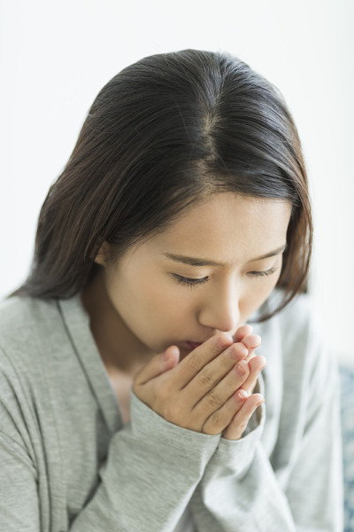 年轻女子要经得起寒冷