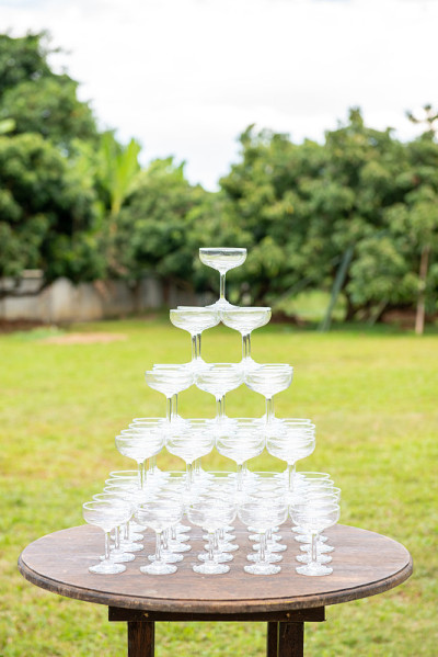 金字塔状的香槟酒杯堆放在户外的婚礼庆祝会