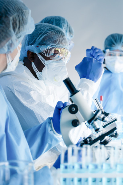 非裔美国生物研究科学家和团队在疫苗开发实验室合作开发冠状病毒- COVID-19疫苗，选择性集中