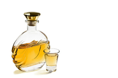 酒瓶和小酒杯龙舌兰酒的白色背景