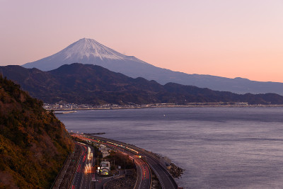 日本静冈县黎明时分的萨塔关隘景观