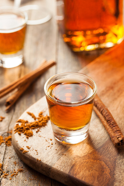 肉桂威士忌波旁威士忌在小酒杯