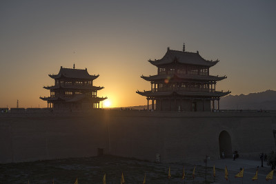 黄昏时分，嘉峪关炮台大门