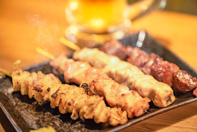 什锦鸡串和啤酒