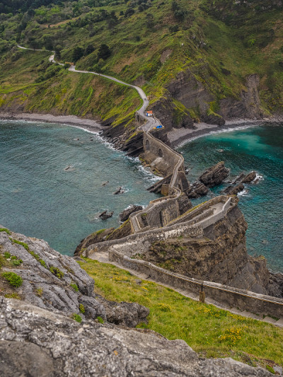 从圣胡安海岸到Gaztelugatxe。黄色的花在春天和夏天