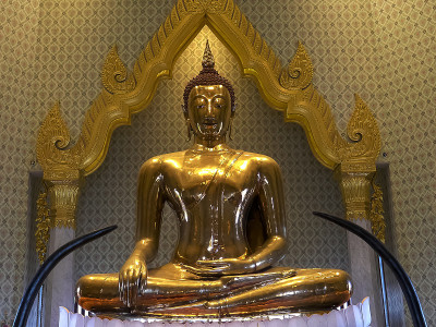 正面的金佛在wat traimit在曼谷