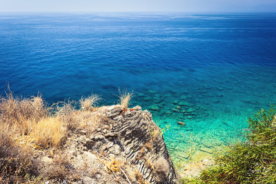 盾角(Capo dâArmi)位于拉扎罗的一个海角