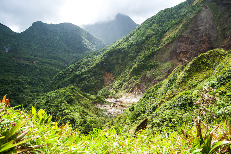 多米尼加峡谷的荒凉沸腾湖徒步景观