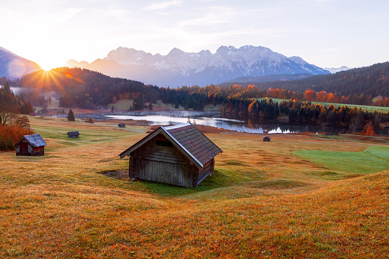 令人惊叹的山池塘在Geroldsee湖(Wagenbrüchsee)，在背景俯瞰Alpspitz和Z