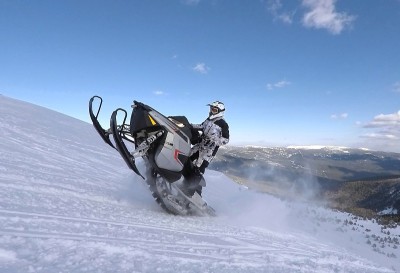 冬天的雪地里，骑摩托的人在雪地里跳跃