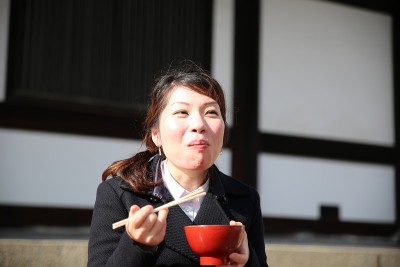 女游客在秋寺吃糖果