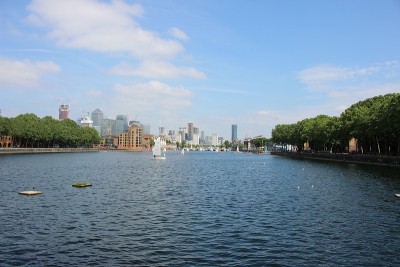 帆船从萨里码头水上运动中心在格陵兰码头，伦敦码头区