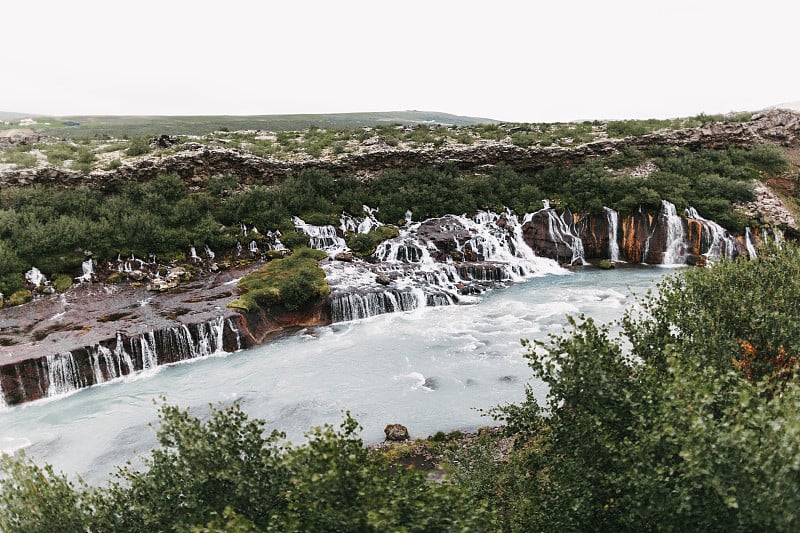 壮丽的风景，冰岛的Hraunfossar瀑布和绿色植被