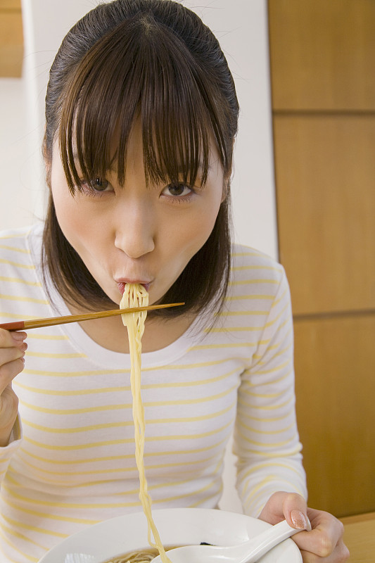 女性吃面条