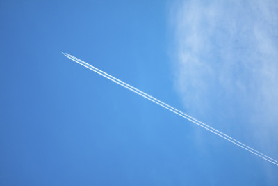 晴空下飞机的轨迹