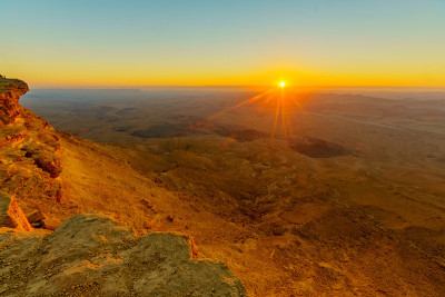 Makhtesh(火山口)Ramon的日出视图