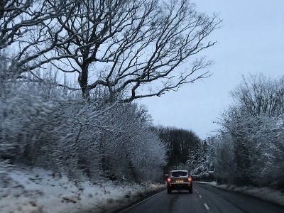 在大雪条件下开车