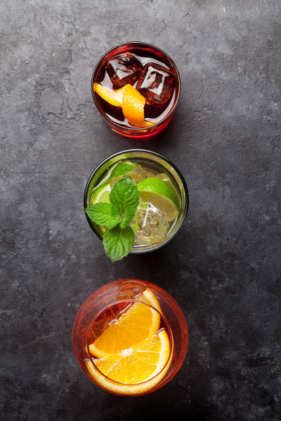 三个鸡尾酒杯