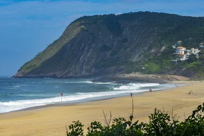 石滩和山。海滩天堂。