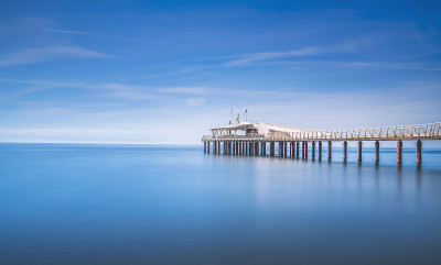 码头、海滩和大海。Lido di Camaiore，意大利托斯卡纳Versilia
