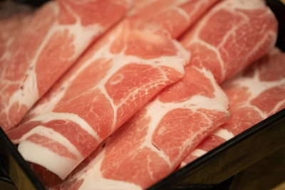 日式涮锅素喜烧的猪肉片。