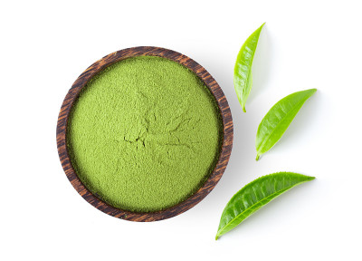 抹茶粉末状绿茶在碗和叶孤立在白色背景。俯视图