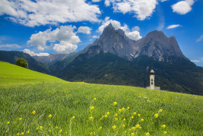 鲜花草地和圣瓦伦丁教堂，Seis am Schlern，意大利，令人印象深刻的山Schlern在背景