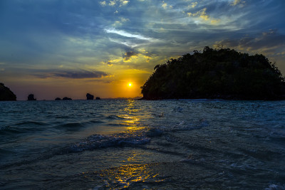 夕阳在海面上，奇妙的天空云背景
