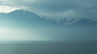 日内瓦湖上的阴山风景