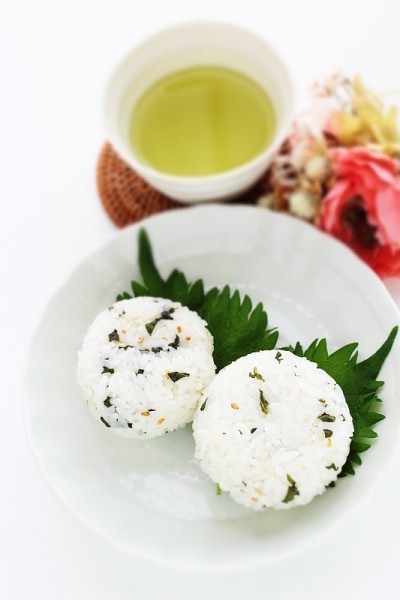 日本食品，绿叶蔬菜和芝麻饭团