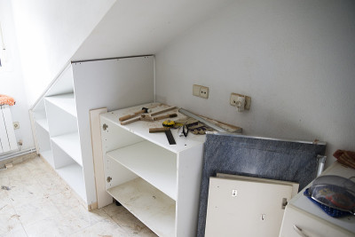 白色家具上的修理工具