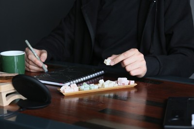 土耳其乐天在商人面前工作