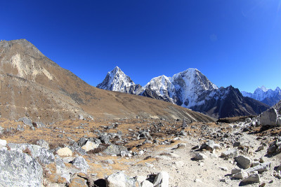 通往珠峰大本营的路上有美丽的山景